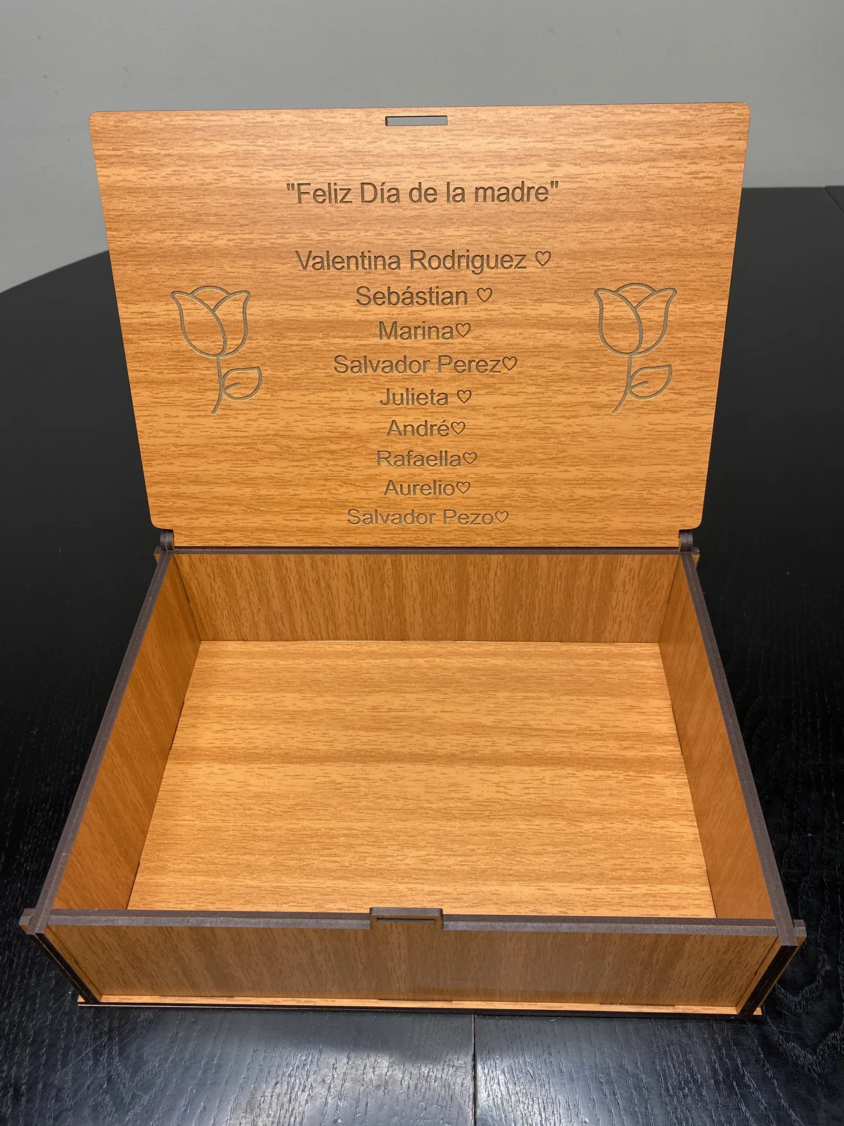 Caja de regalo personalizada con nombres grabados